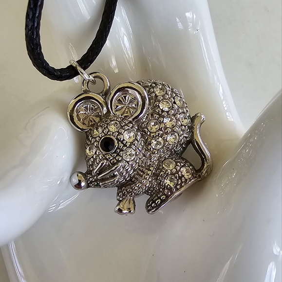 🐀 Treasure Mouse Necklace - Picture 2 of 6